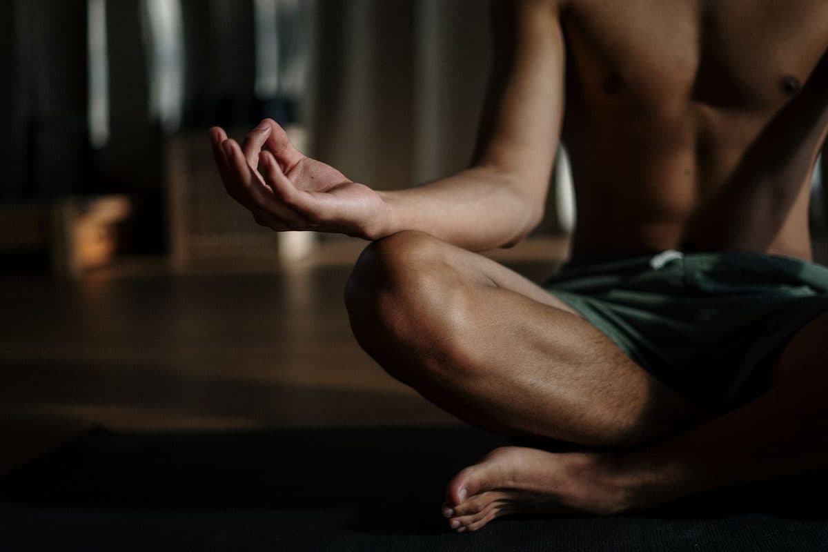 Personne assise, les yeux fermés, respirant calmement à la lumière du jour