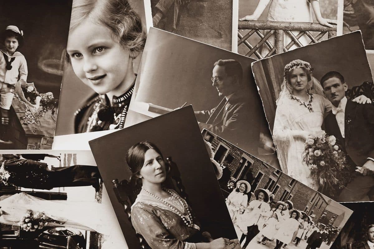 Photographies de famille anciennes étalées sur une table en bois