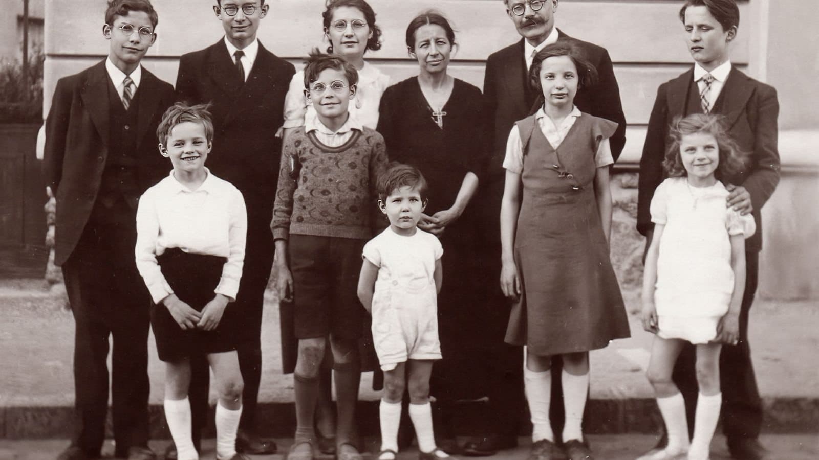 Photographies de famille anciennes en noir et blanc étalées sur une table