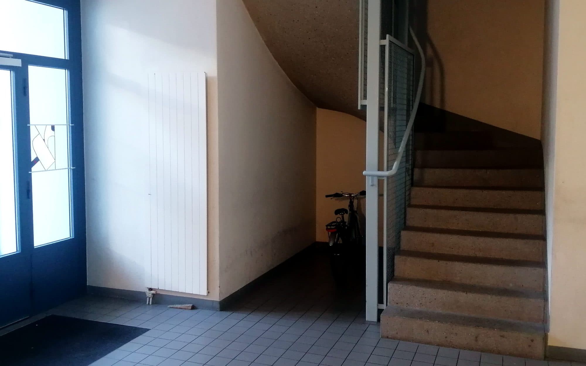Le hall de l'immeuble et l'escalier qui mène aux étages